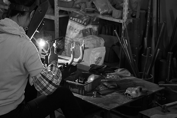 市場上作坊形式的加工車間，生產(chǎn)環(huán)境差，設(shè)備落后， 生產(chǎn)的產(chǎn)品質(zhì)量差，精度差